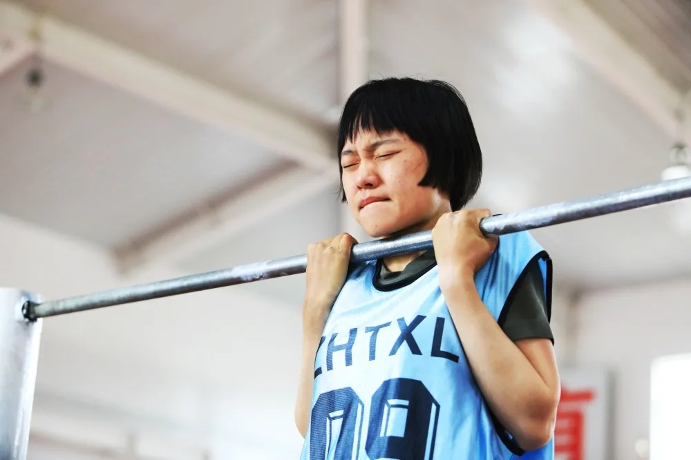 儿女多奇志不爱红装爱武装赛场上女选手的表现令人眼前一亮屈臂悬垂