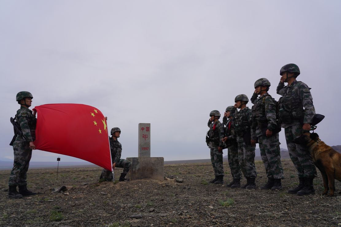 端午佳节 边防战士巡逻边境线 - 中国军网