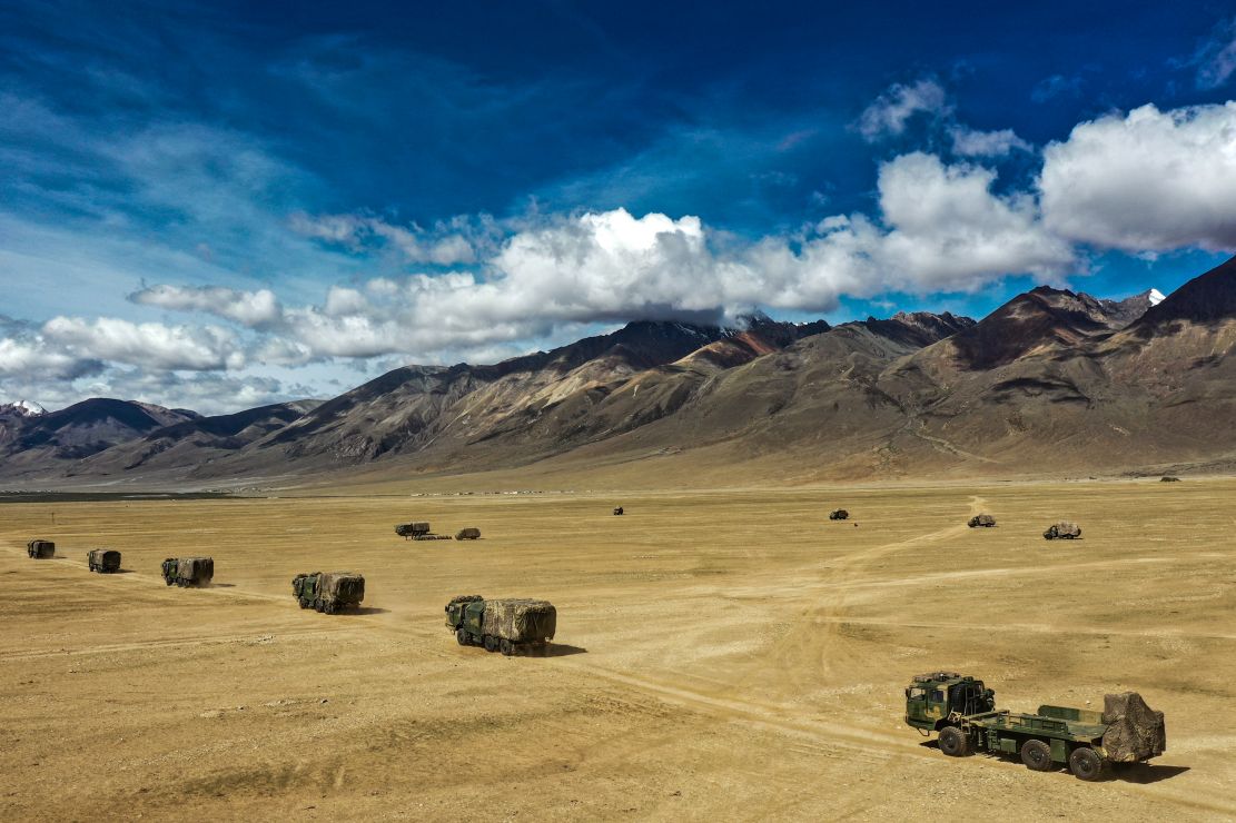 近日,西藏军区某旅组织开展以实战为背景的战术训练内容