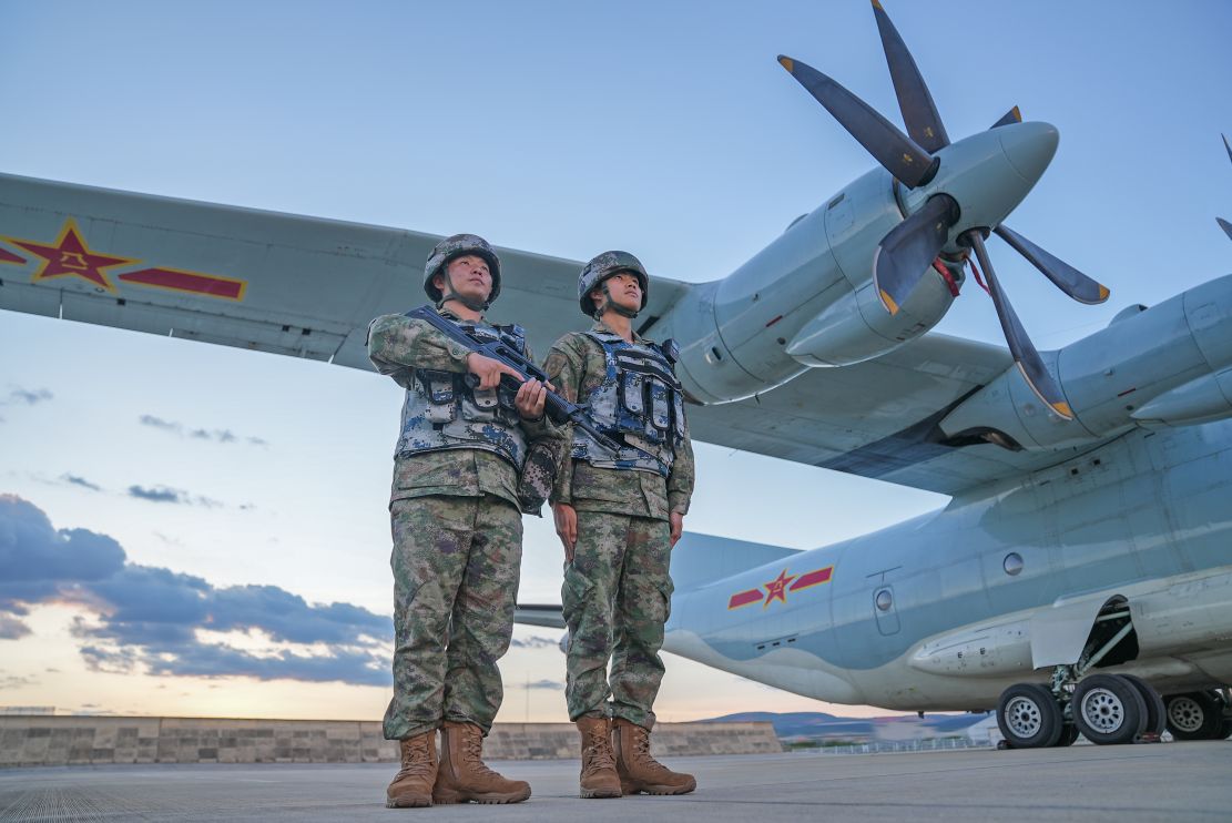 空军警卫战士坚守战位战机与夜空的合影黄昏与战机的合影晚霞与战鹰的