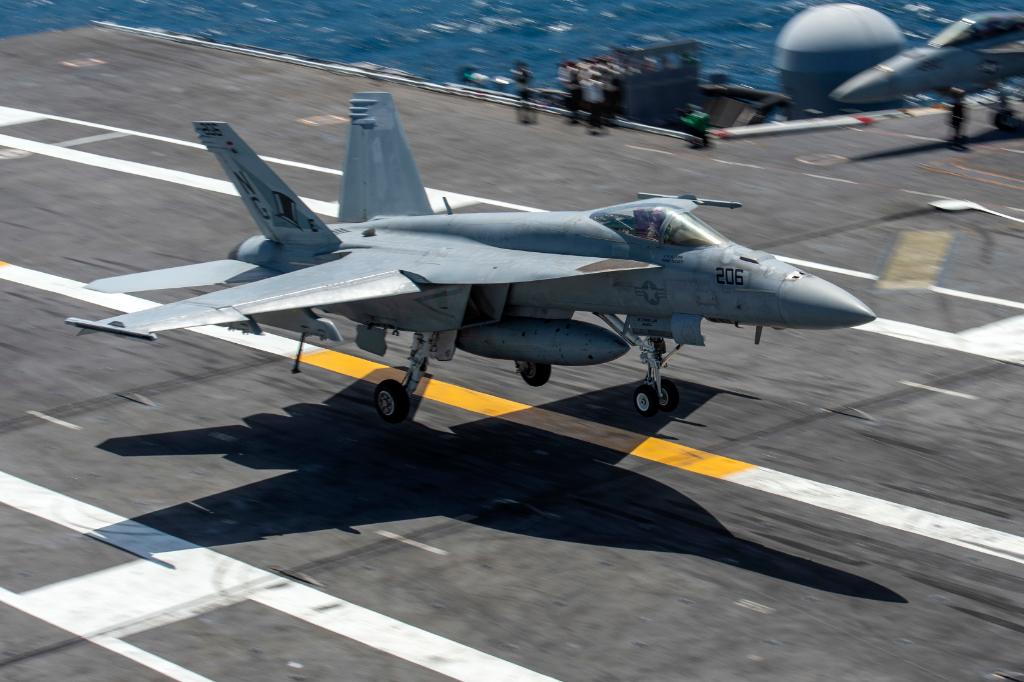 美国海军舰载机在林肯号航母上起降