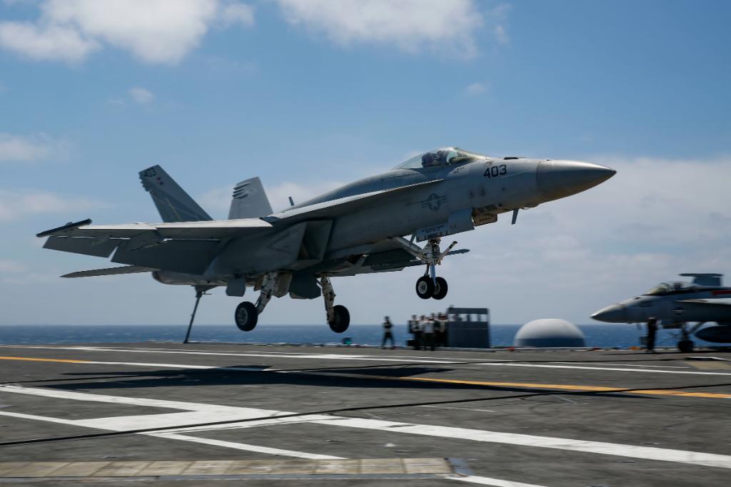 美国海军舰载机在"林肯"号航母上起降 - 中国军网