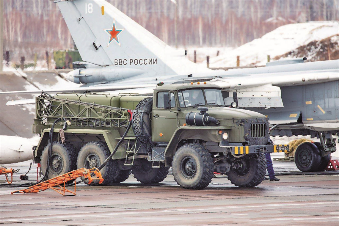 这是一款什么车,为什么会停在这里,它与身后这架苏-24战斗机有何关系?