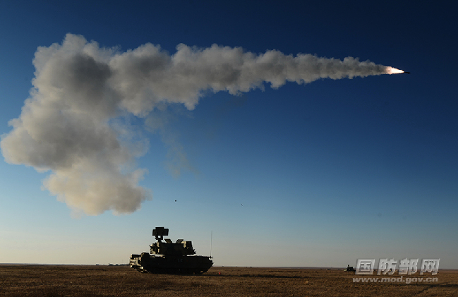 坦克被击穿 直击解放军联合作战演练 - 中国军网