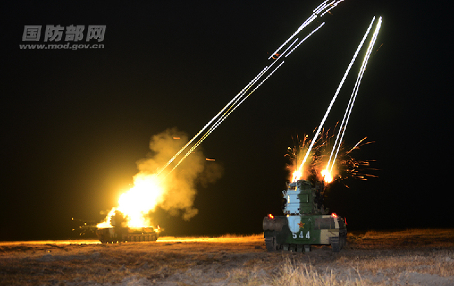 坦克被击穿 直击解放军联合作战演练 - 中国军网