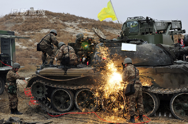 坦克被击穿 直击解放军联合作战演练