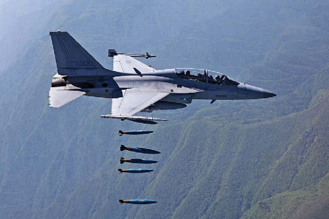 韩国空军FA-50战斗机投下一连串炸弹- 中国军网