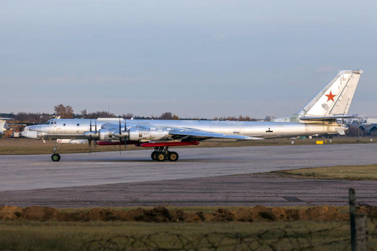 俄军图95ms轰炸机试挂新型隐身巡航导弹