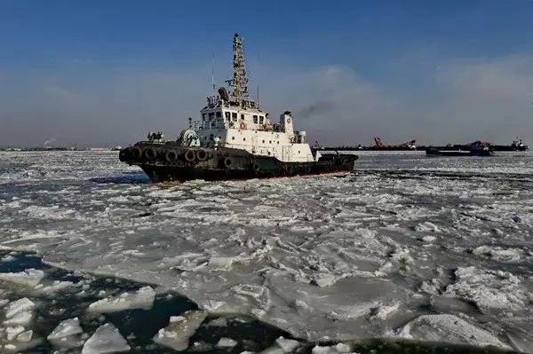 海军新一代破冰船海冰722船服役 可抗12级风