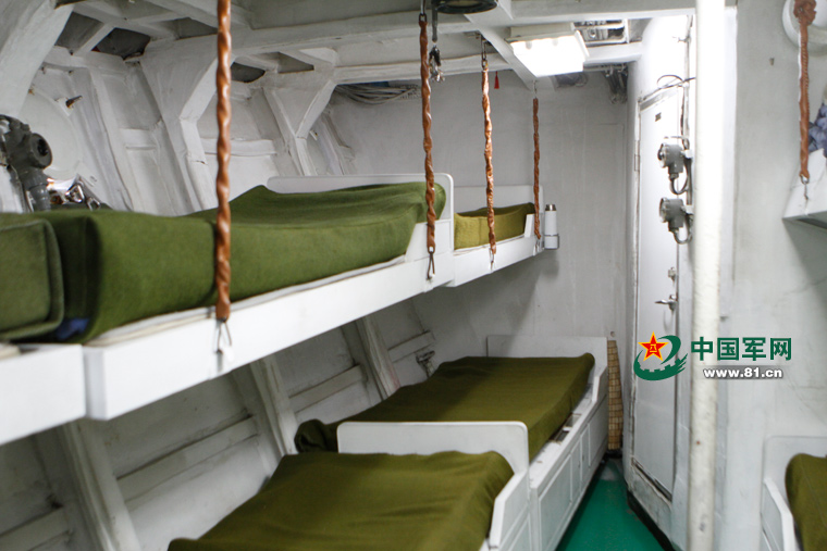 猎潜艇里的官兵宿舍.乔梦摄
