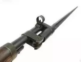 这两张照片中,上图公安军战士手持的是莫辛纳甘式步枪,刺刀由枪口环套