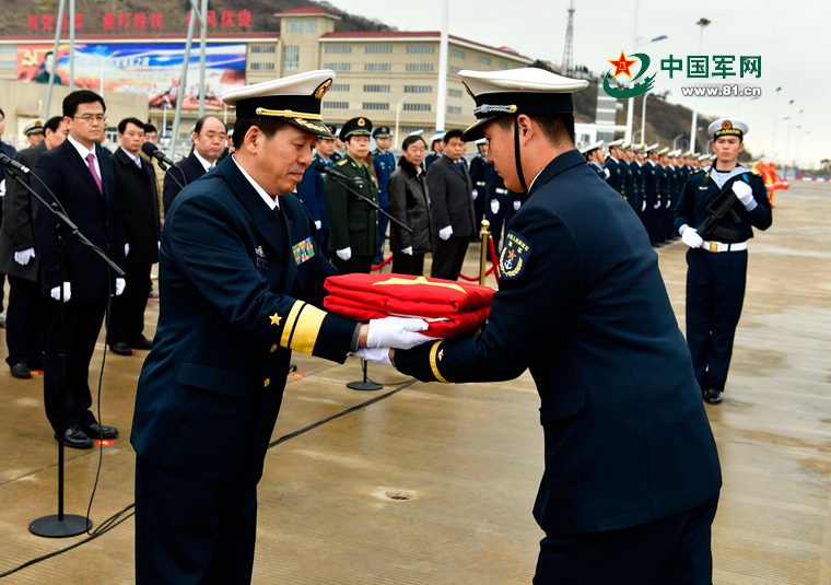 东海舰队副政委曹竹兵少将为菏泽舰授旗