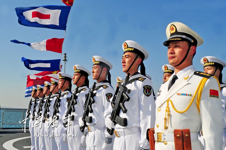 西宁舰仪仗队员.王游 摄