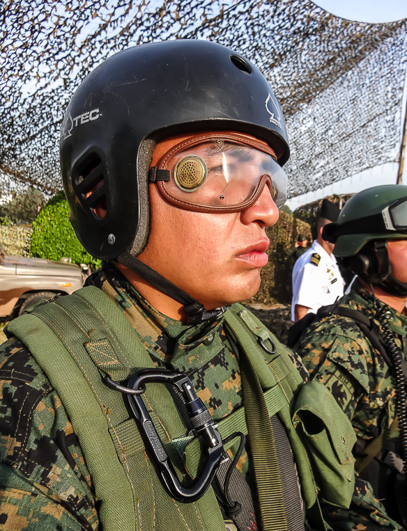让人开眼的秘鲁特种部队的土豪单兵装备