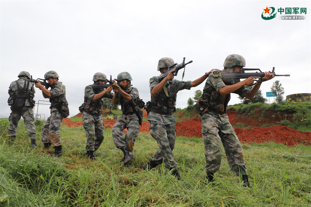 南部战区陆军某边防旅掀起练兵备战热潮(2)_军队人才网_华图教育
