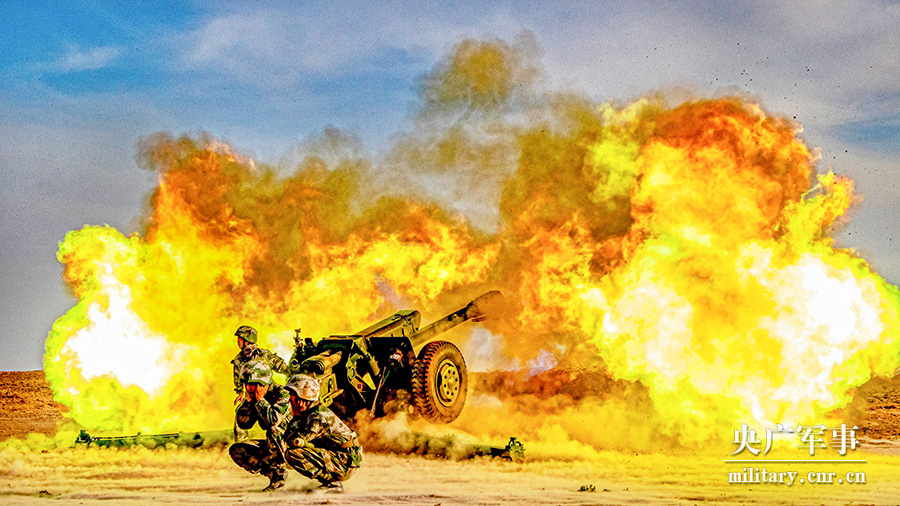 满屏"火力覆盖"燃出天际!直击"战争之神"的怒吼 - 中国军网