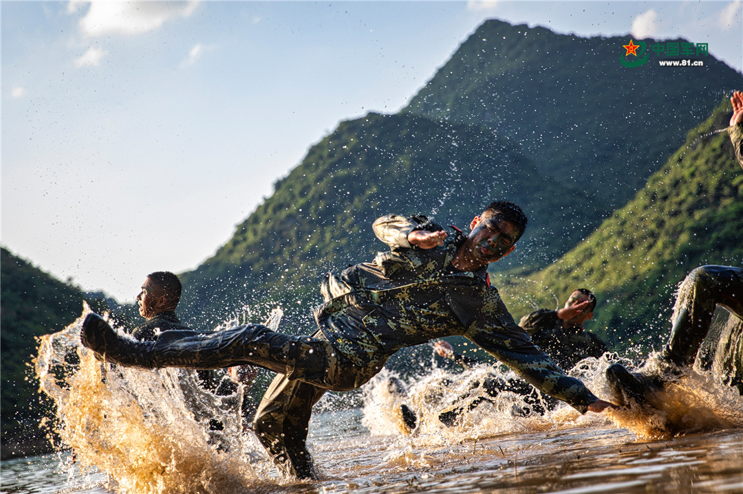 山地捕歼,擒敌对抗……高清大图直击武警官兵野外练兵 - 中国军网
