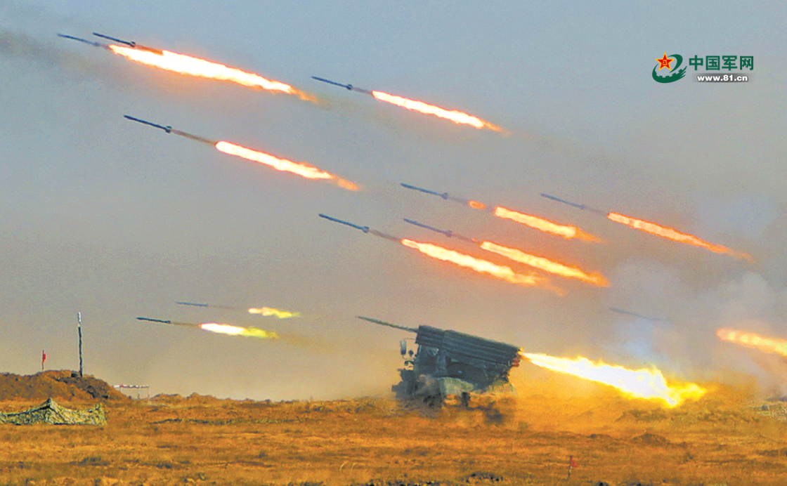 俄军特战分队在空地火力掩护下发起冲击.请扫描二维码浏览相关视频