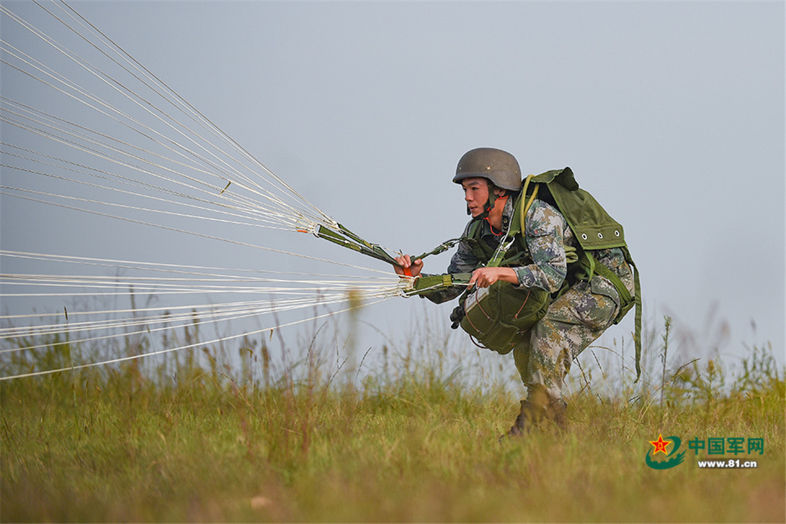 精准着陆全纪录!看第73集团军1400名特战官兵伞降训练