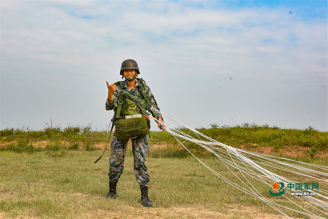 精准着陆全纪录!看第73集团军1400名特战官兵伞降训练