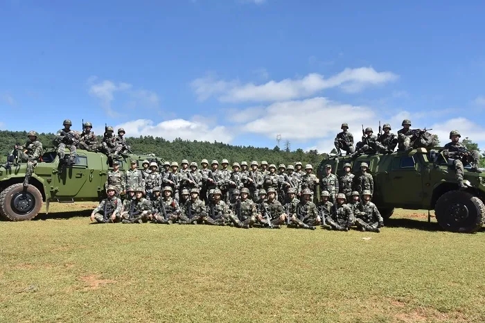 火箭军某部与陆军某部联合训练! - 中国军网