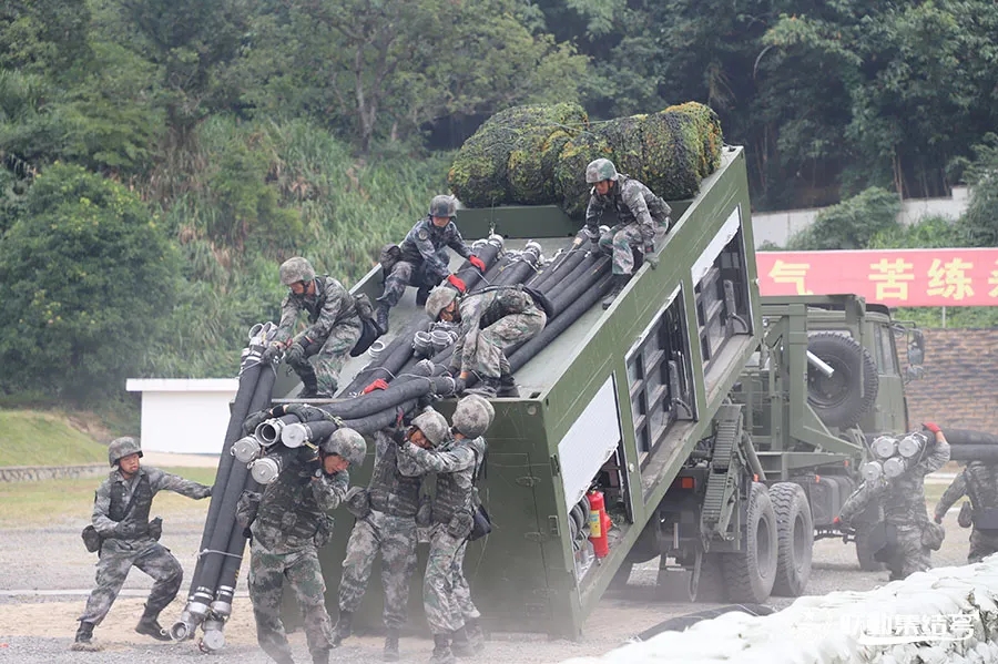 走进比武场围观油料兵上演燃爆大片