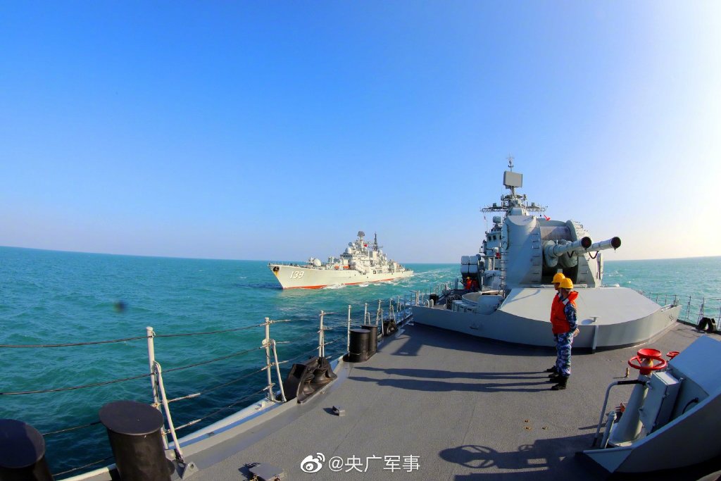 东部战区海军驱逐舰实训高清大图