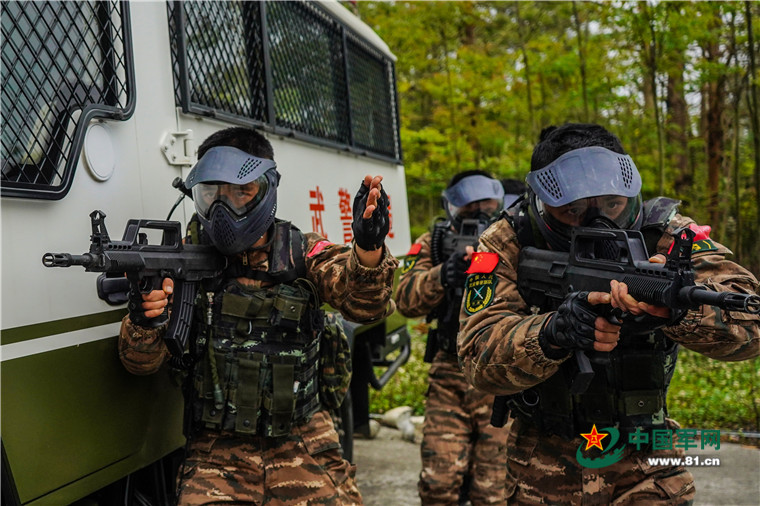 直击武警特战队员实战环境下楼房反劫持演练
