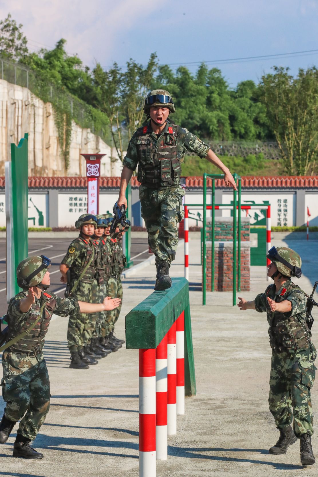 重庆:武警官兵掀起夏季练兵热潮 提升打赢本领