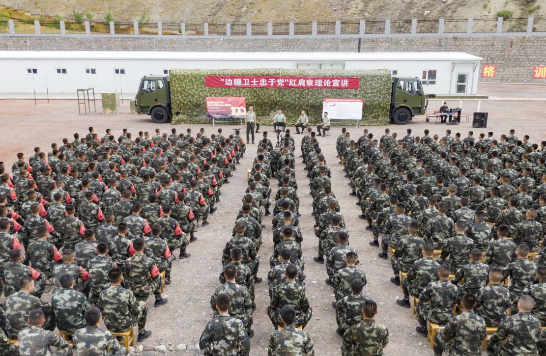 武警新疆总队某支队:"边疆卫士忠于党"红肩章理论宣讲走基层 - 中国军