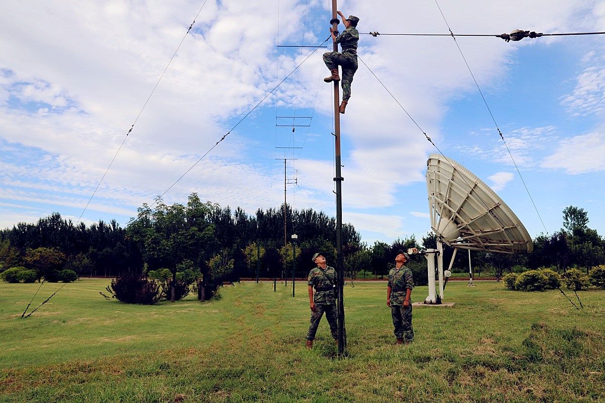 迅速准确不间断:这就是场站通信兵的样子 - 中国军网