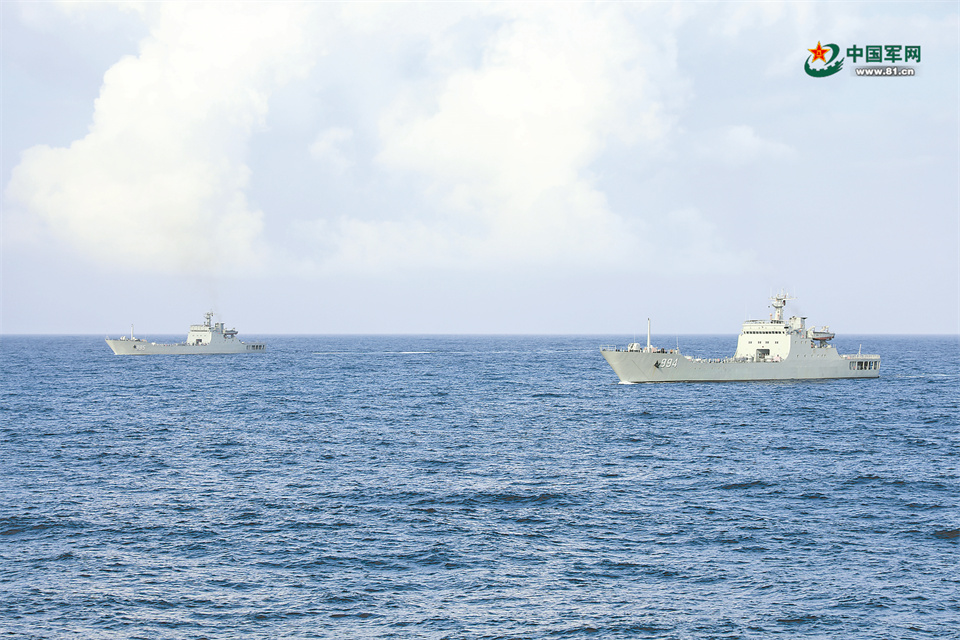 海军某大队舰艇编队赴某海域开展实战化训练 - 中国军网