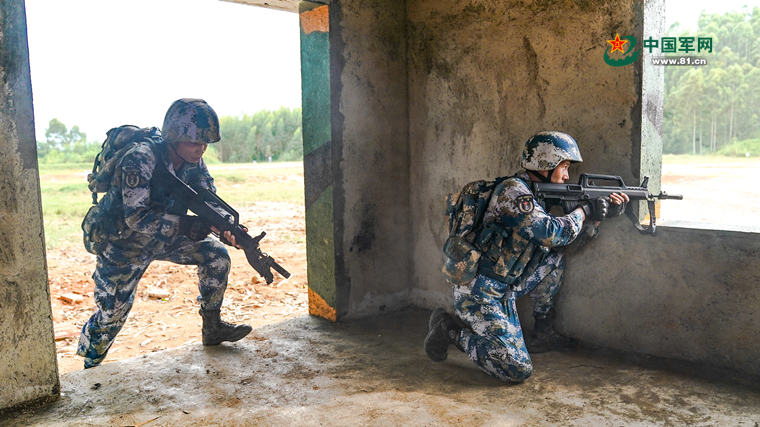 铁甲向战砺精兵:海军陆战队某旅组织机步班战术综合演练