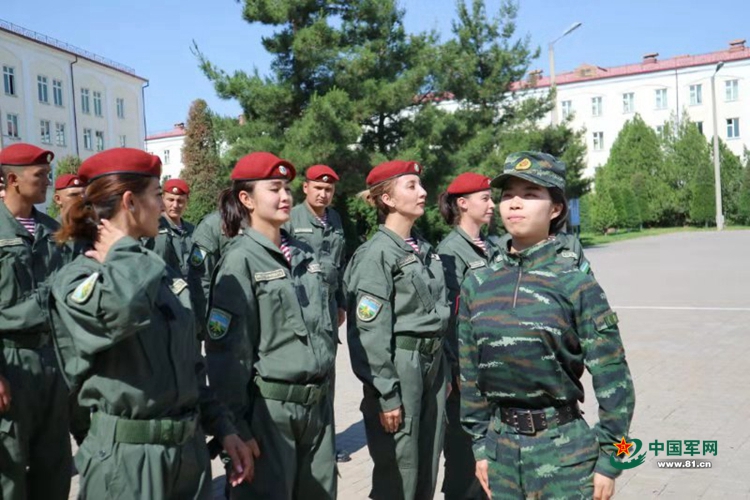 黄雅琼(右一)在乌兹别克斯坦共和国执教"扭腰送胯,靠腰部力量带动上体