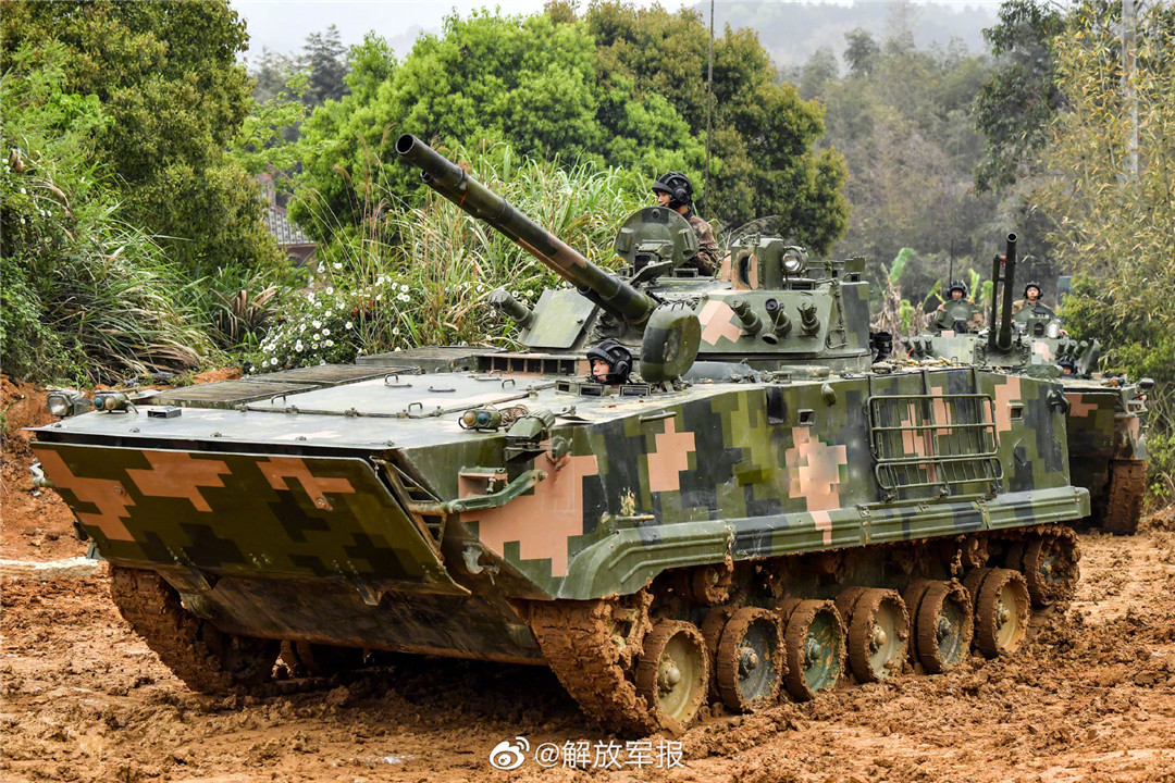 装甲车跨昼夜战斗射击来袭 - 中国军网