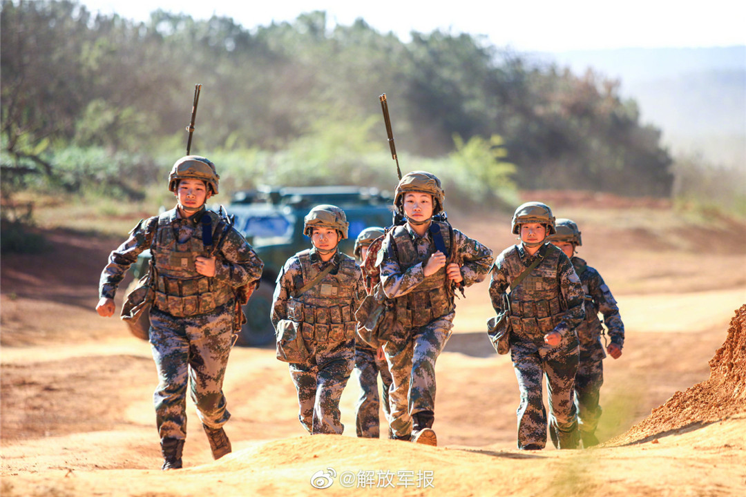 姐姐好飒!走进训练场,看通信女兵的日常训练 - 中国军网