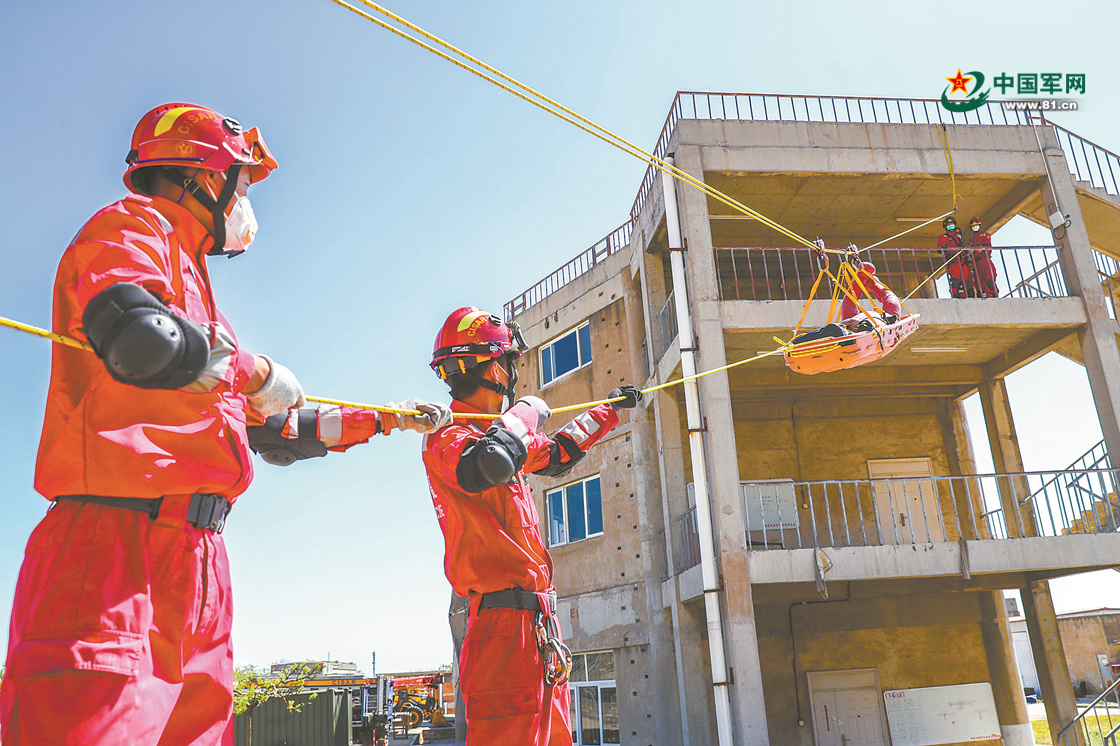 第82集团军某旅开展地震救援演练 - 中国军网