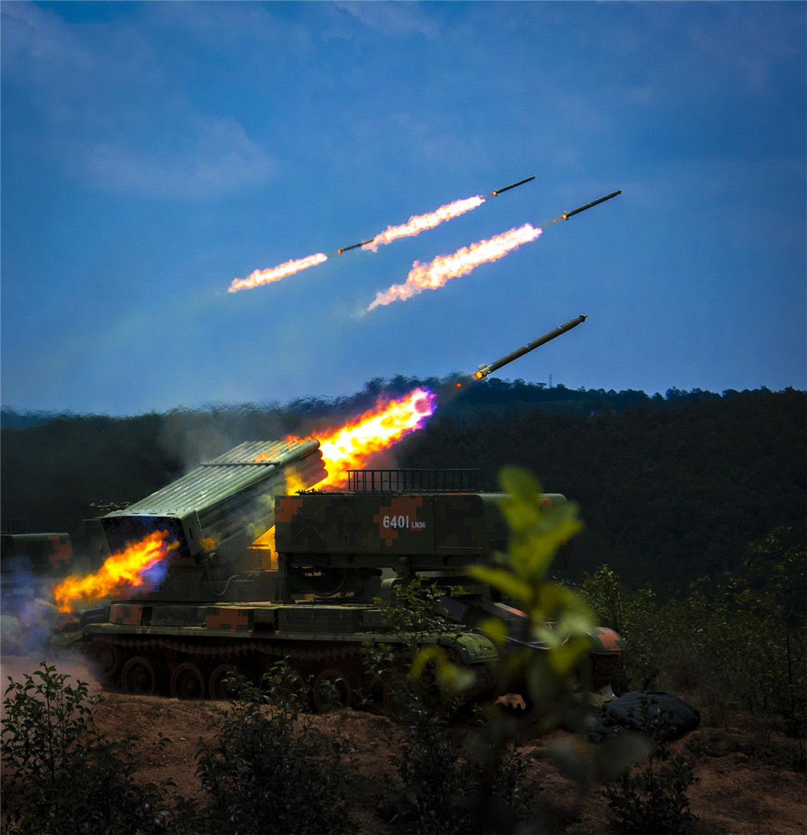 火箭炮实弹射击震撼来袭 - 中国军网