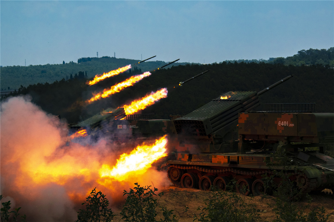 火箭炮实弹射击震撼来袭 - 中国军网