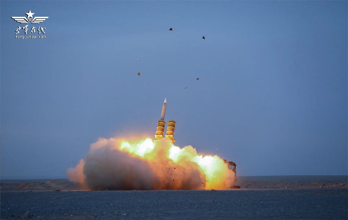 一组大图看地空导弹兵千里机动演练 - 中国军网