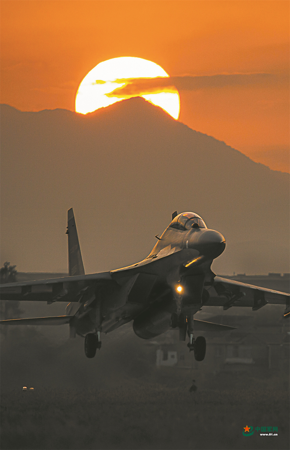空军航空兵某旅展开空战对抗训练 - 中国军网