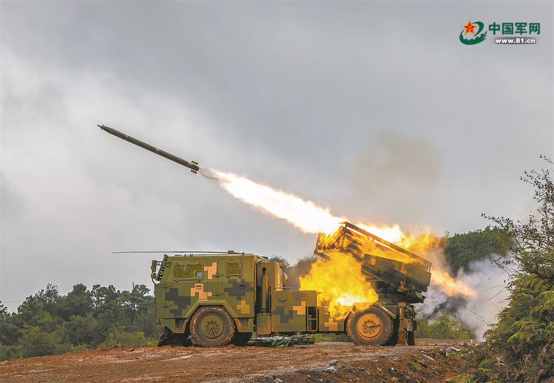 第75集团军某旅组织实弹射击训练