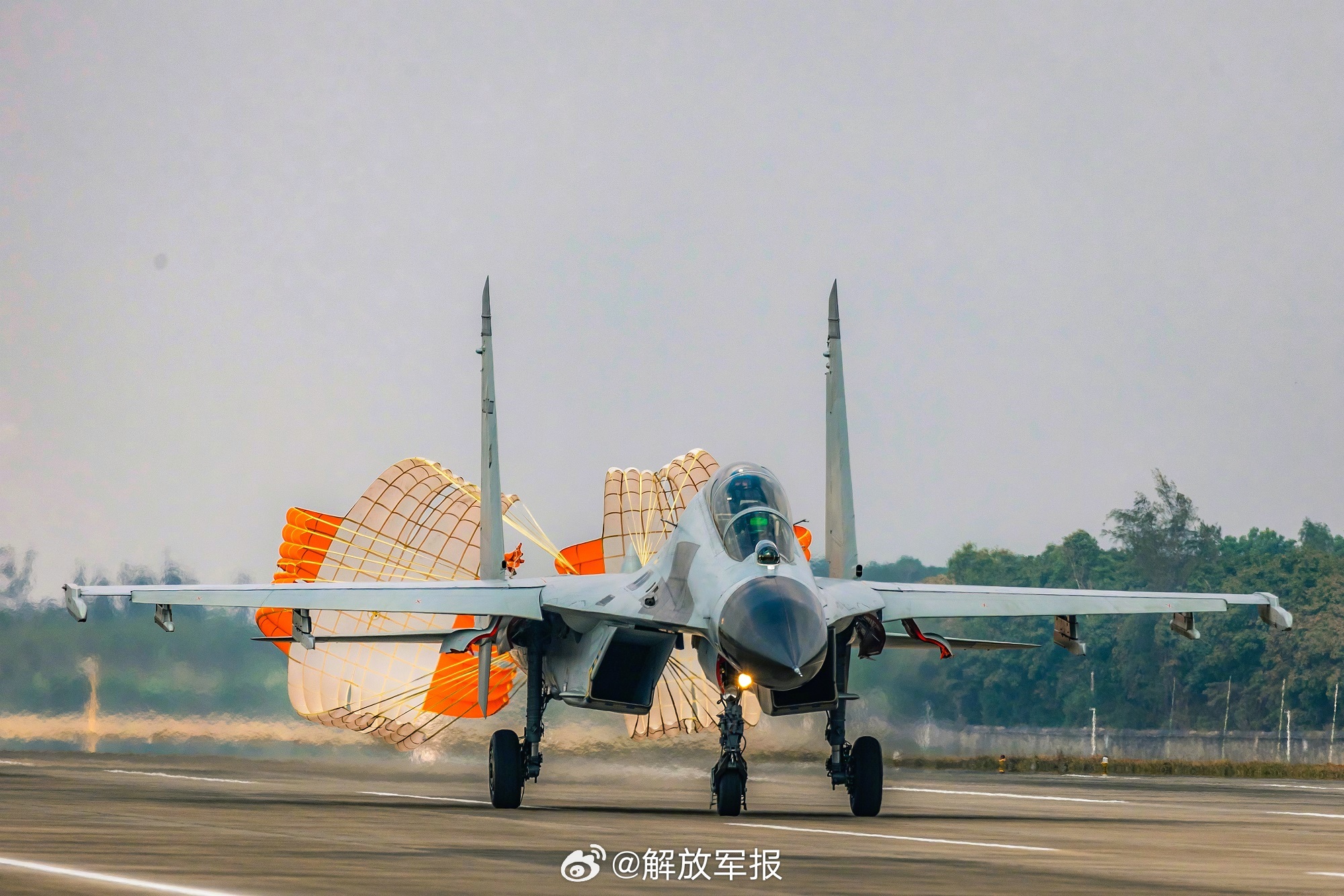 南部战区海军航空兵某旅开展多课目飞行训练