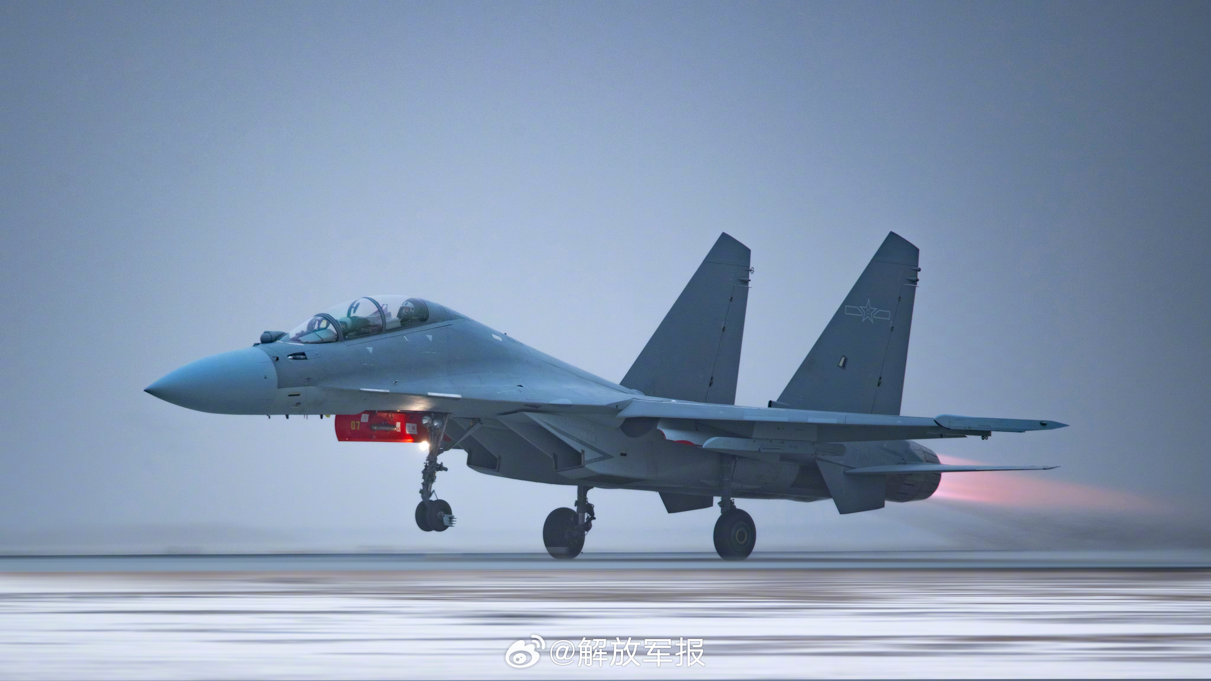 空军航空兵某团开展多机型,多课目跨昼夜飞行训练 - 中国军网