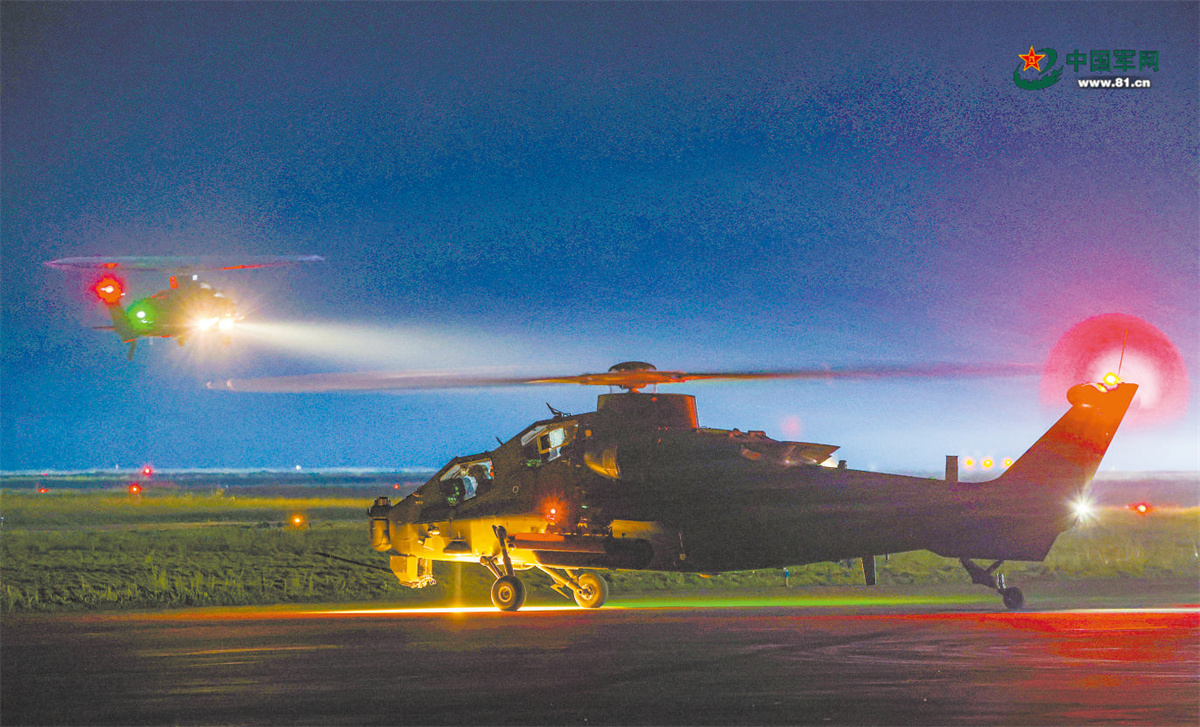 陆军某旅开展夜间飞行训练.孙长义 摄