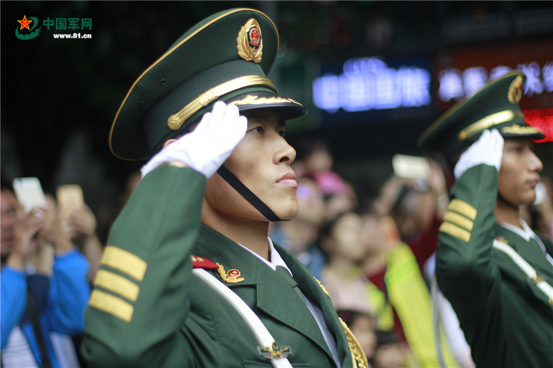 最后一次升旗,也是她第一次看我升旗