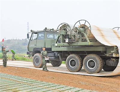 第二炮兵某部演练重型机械化路面铺设 铺路车亮相 - 中国军网