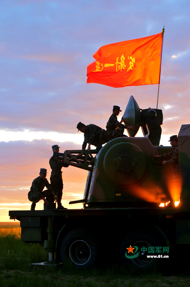 第二炮兵某部千里机动 挥戈草原猎天狼 - 中国军网