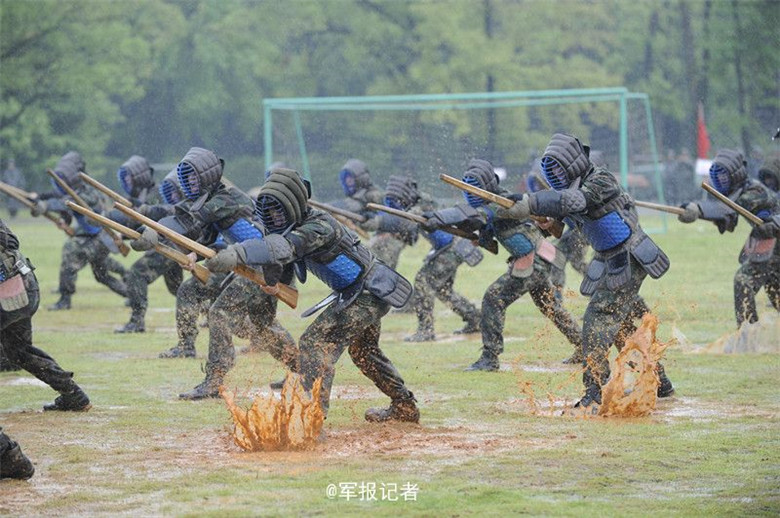 火箭军某部官兵持枪进行刺杀训练