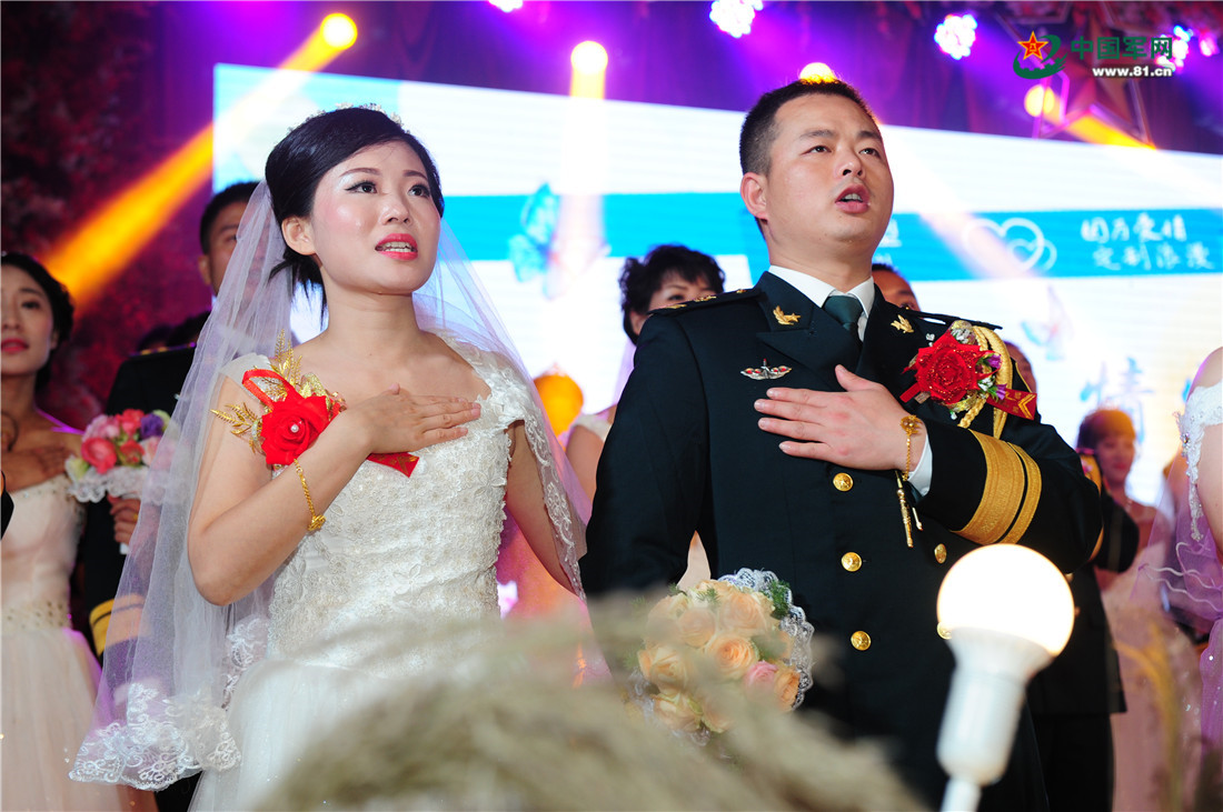 你卫国,我守家!有种浪漫叫军营集体婚礼